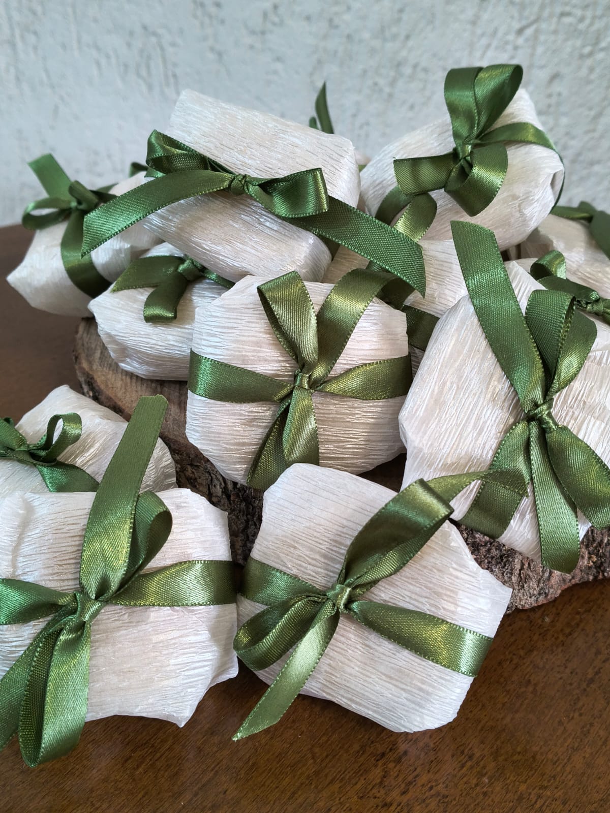 Bem-casados embrulhados em papel crepom branco com fita verde