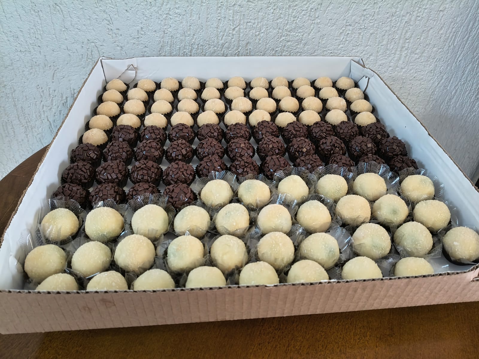 Caixa de docinhos tradicionais: brigadeiro e beijinho enrolados à mão