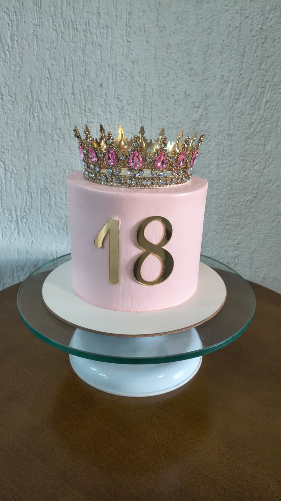Bolo rosa claro com coroa de pedrarias, aniversário de 18 anos